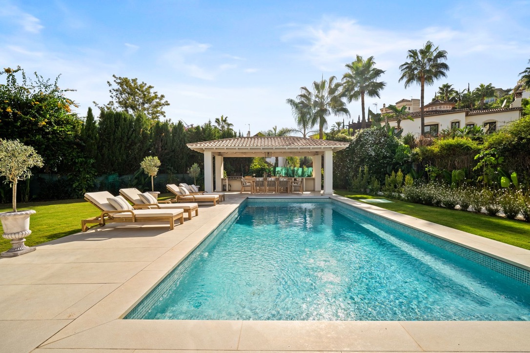 Pool, lawn and shaded outdoor kitchen at the Los Arqueros villa